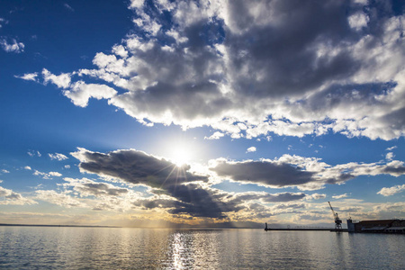 海上落日的天空