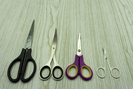 剪刀是手工操作的切割工具。剪刀用于切割各种薄膜材料。对象隔离没有阴影在白色背景上