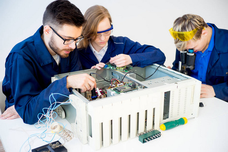 技术人员修复计算机计算机工程师检查, 修复一个电子的电路,隔离在