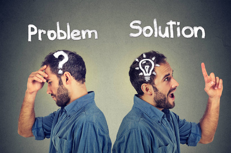 带问号的深思熟虑的人有解决方案的好主意照片