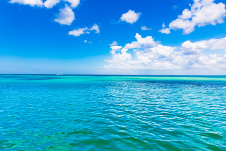 热天绿松石加勒比海蓝天白色积云