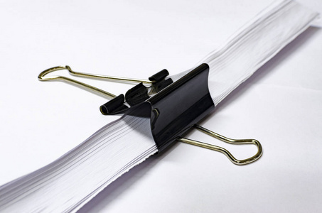 黑色回形针持有堆叠的白纸纸, 办公室概念背景, 选择性对焦