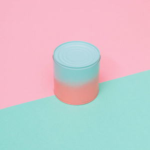 毕业设计展示粉色和蓝色的锡罐照片