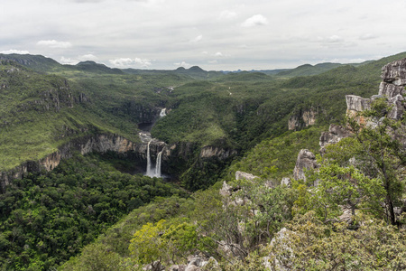 美丽的大瀑布的自然景观从米兰特大 Janela 窗口丽城 在 Chapada dos Veadeiros, 戈亚斯州, 巴西