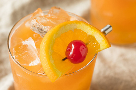 甜酒精朗姆酒鸡尾酒橙和菠萝