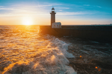 在日落时的大西洋海岸灯塔