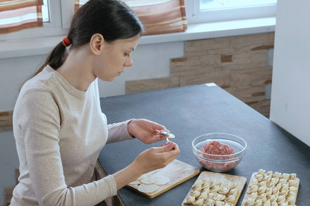 女人用肉做饺子