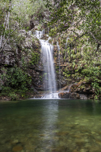 风景秀丽的塞拉多瀑布与水晶清澈的绿色水在自然, Chapada dos Veadeiros, 戈亚斯州, 巴西中部