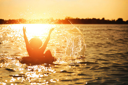 水果在水中溅起图片