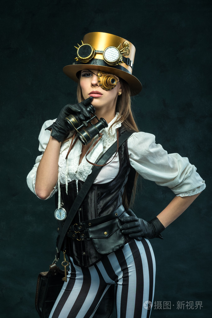 一个美丽的蒸汽朋克女孩用双筒望远镜的肖像