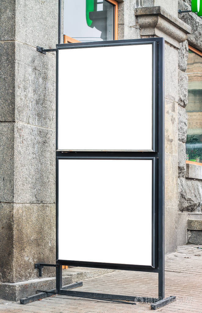 空白灯箱广告牌.两个白色方块.样机的背景.户外广告