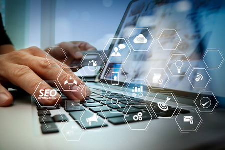 手用手提电脑和持有信用卡作为网上购物的概念seo 优化网站与移动