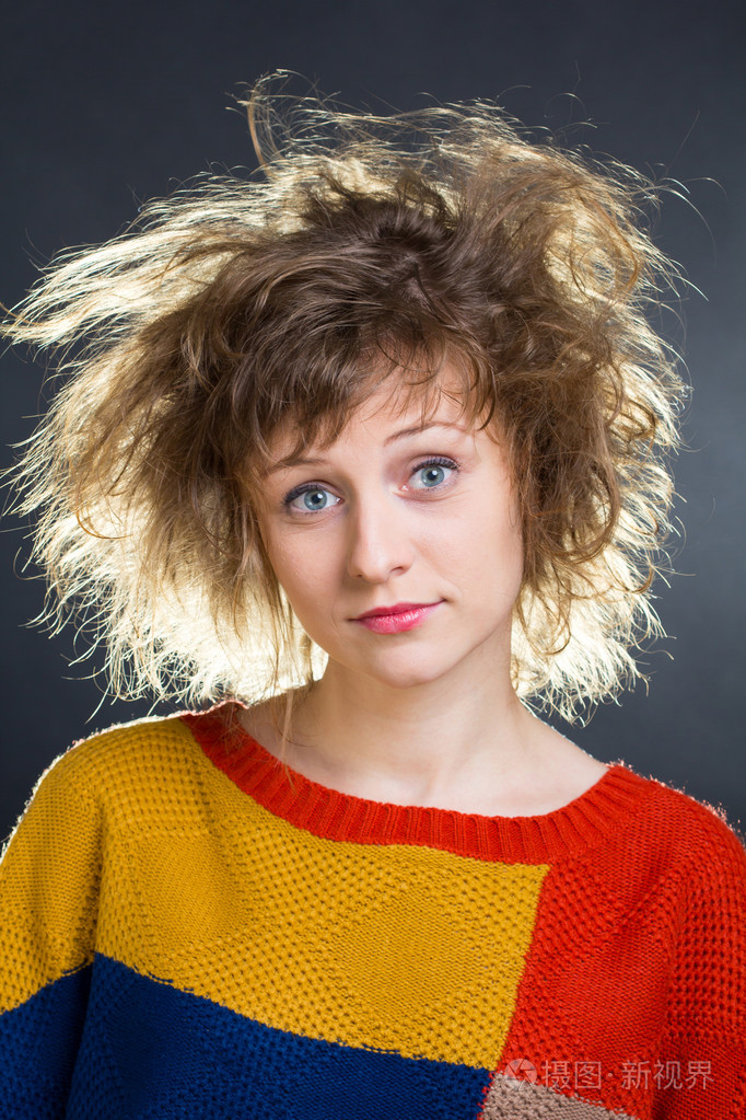 凌乱的头发的女孩