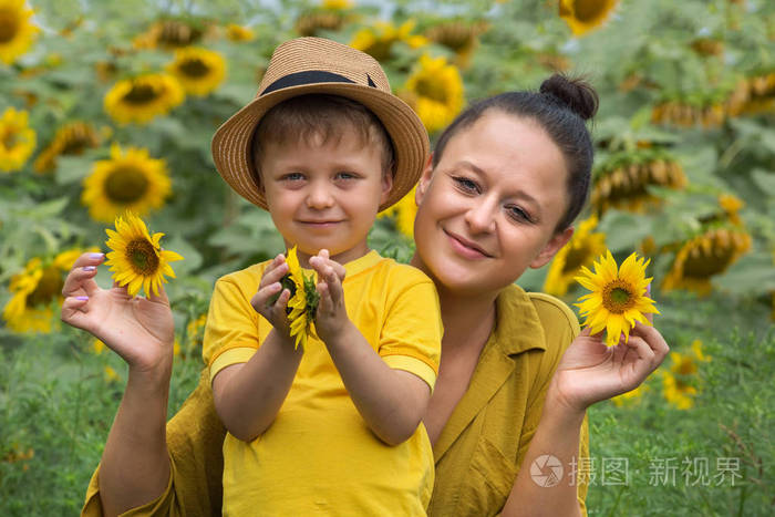 快乐的家庭时光在露天度过.母亲节