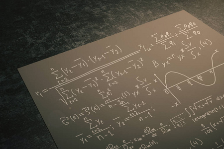 关在黑纸页以放在黑暗的桌面上的数学公式。科学概念。3d 渲染