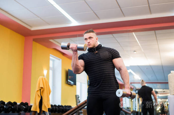 帅强大健壮的男人做杠铃肩新闻运动.完美的肌肉强壮健美