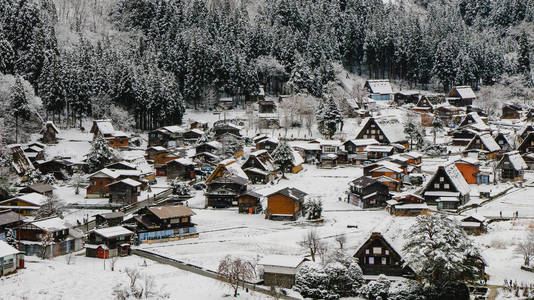 白川乡亮与降雪岐阜中部日本。老式的影响风格图片