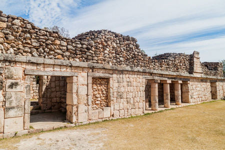 Monjas 在古玛雅城市乌斯马尔废墟上的修女四合院 Cuadrangulo de 阿盟 大楼的柱子