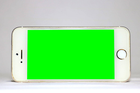 绿屏的手机股票市场交易员在电脑上工作与孤立的模拟绿色屏幕.