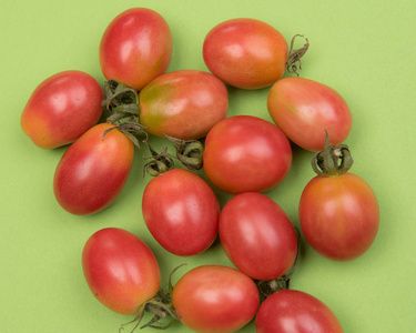 彩色背景下的樱桃西红柿