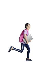 亚洲女学生的肖像在演播室运行时手持笔记本电脑, 在白色背景下被隔离