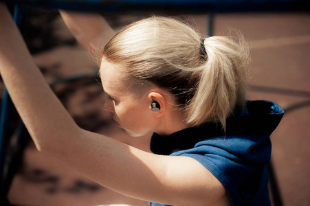 健身妇女听音乐的无线耳机, 运动适合女孩放松后, 训练。运动式蓝牙耳机