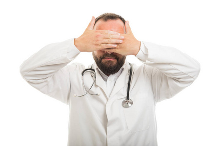 以 copyspace 广告区为背景的男性医生肖像显示覆盖眼睛的手势