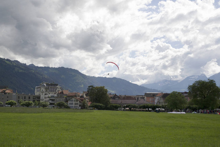 在瑞士的滑翔伞