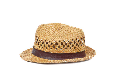 夏天的米色草帽被隔离在白色背景上。用芦苇竹藤制成的手工编织宽边帽。装饰与带状带在平原设计。时尚度假装饰理念
