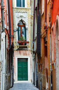 狭窄的街道在威尼斯，意大利