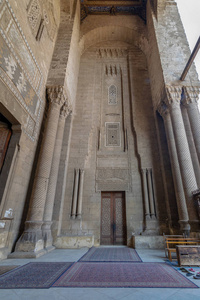 外旧装饰砖石墙与阿拉伯装饰木门框由石头华丽圆柱柱导致 al 瑞法依清真寺, 老开罗, 埃及