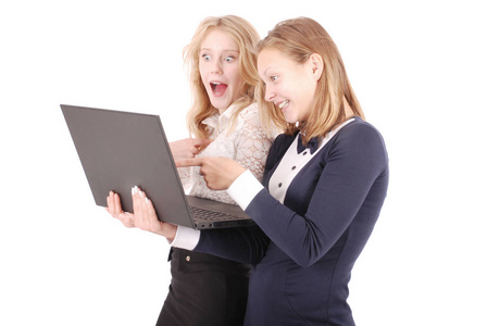 两个震惊的女孩使用的便携式计算机