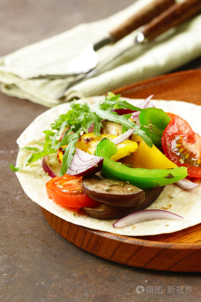 素食主义者 fajitas 小麦玉米饼烤的蔬菜和草药