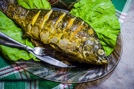 柠檬烤的鲫鱼照片