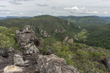 从米兰特大 Janela 到欧鲁普雷图河和美丽的塞拉多植被和景观, Chapada dos Veadeiros, 戈亚斯州, 巴