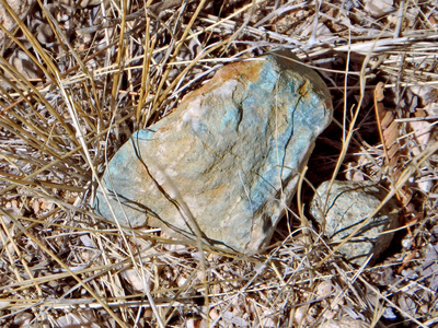 亚利桑那州图森北部鸽子山上沙漠清漆着色岩石的自然抽象图像