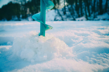 钓鱼，很多雪的冬天