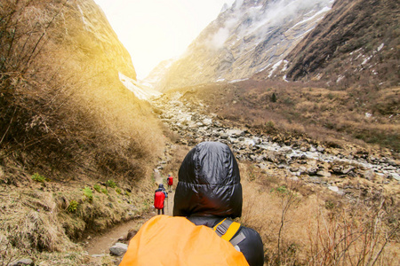 女人背包旅行远足山旅行的生活方式成功概念冒险活动的夏季假期户外登山运动复古效果风格图片