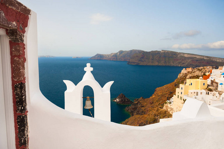 希腊圣托里尼岛上的白色建筑。美丽的夏日风景，海景房