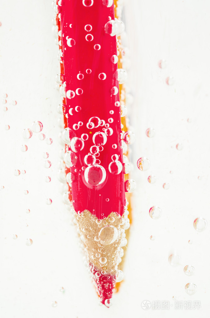 水苏打中的红色铅笔。