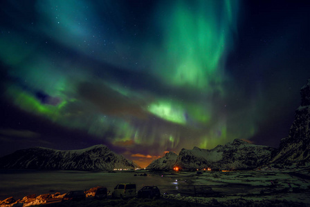 令人惊异的五彩的绿色北极光也知道如夜空结束罗浮北极光景观，挪威，斯堪的那维亚