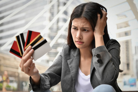 失业的概念.年轻的商界女性因没有钱而受到压力.