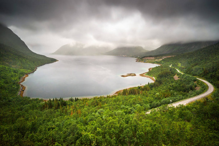 挪威 Senja 岛多云天气中的山地与森林 Bergsfjorden