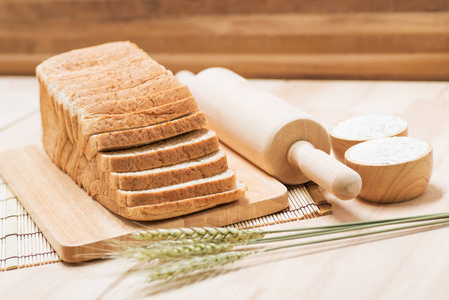 木桌上切片面包