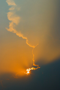 夕阳下美丽的天空与云彩和太阳光线