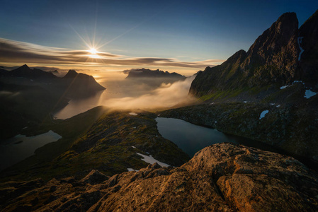 Breidtinden 山顶在多云 Mefjorden 和二个湖在日落光, Senja, 挪威