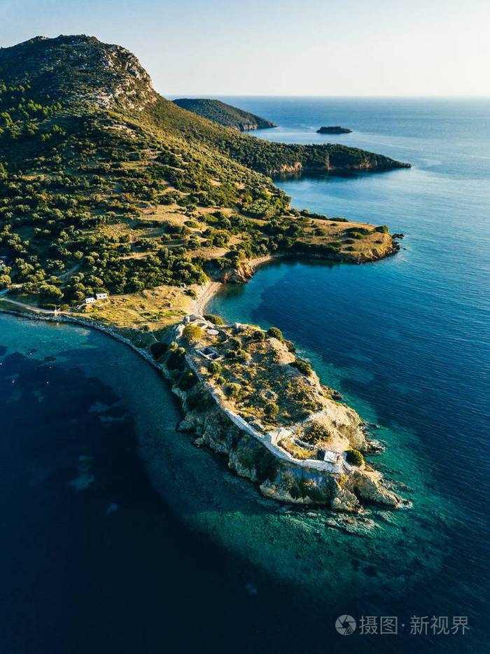 希腊的岩石和绿松石海礁的鸟瞰图