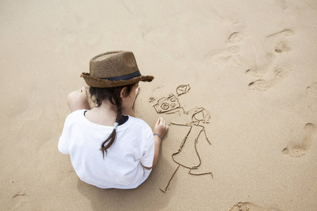 女孩在沙子画的孩子