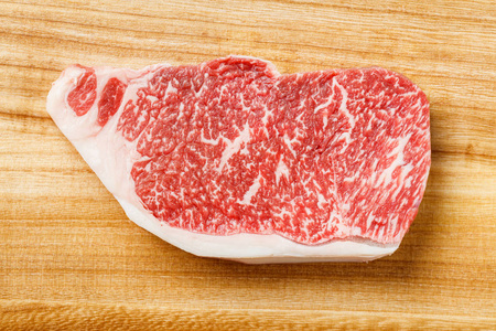 神户牛肉 striploin 牛排在木制切板上的关闭