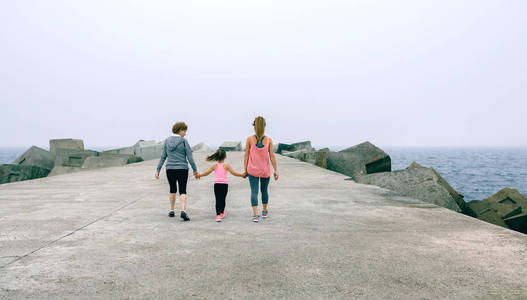 三个女性世代步行的后面看法